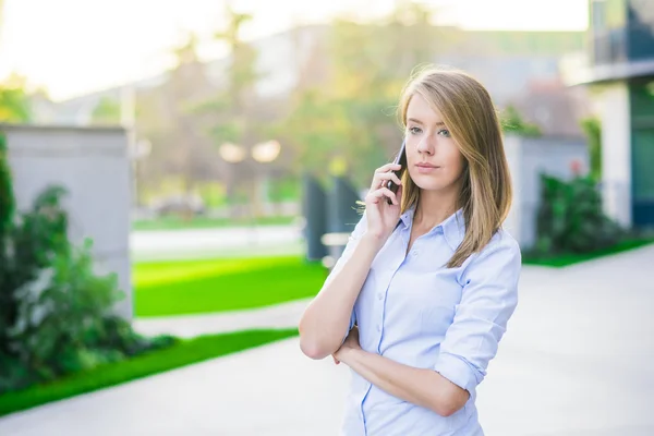 Успешная деловая женщина или предприниматель разговаривает по мобильному телефону во время прогулки на свежем воздухе. Работающая городская женщина . — стоковое фото