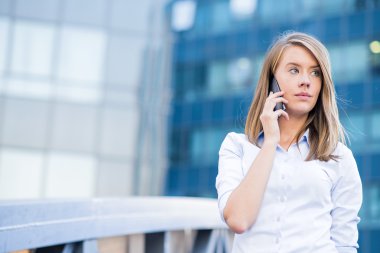 Telefondaki bir güzel genç emlakçı kadın