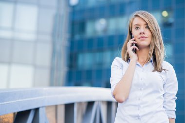 Telefondaki bir güzel genç emlakçı kadın