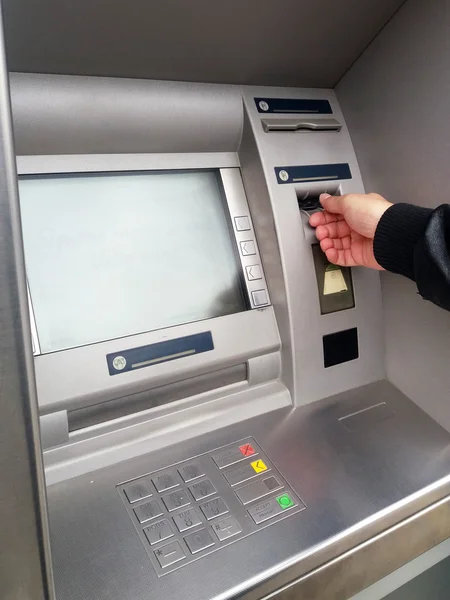 Рука человека с кредитной картой, с помощью банкомата — стоковое фото