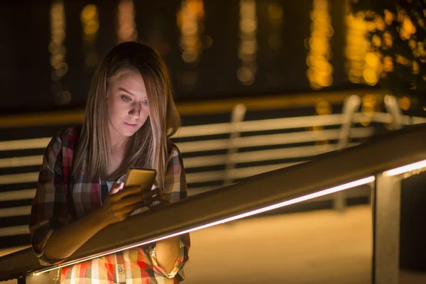Молодая девушка со смартфоном, что плохие новости в Интернете — стоковое фото