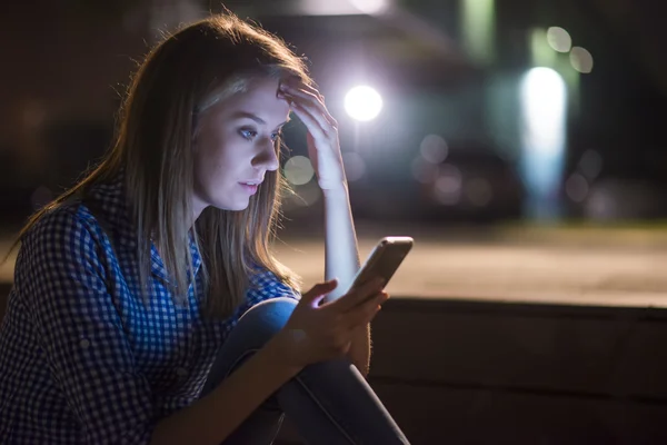 Έκπληκτοι και ανησυχούν νεαρή γυναίκα να πάρει κακές ειδήσεις για smartphone — Φωτογραφία Αρχείου