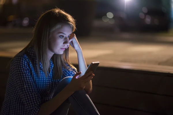 Έκπληκτοι και ανησυχούν νεαρή γυναίκα να πάρει κακές ειδήσεις για smartphone — Φωτογραφία Αρχείου