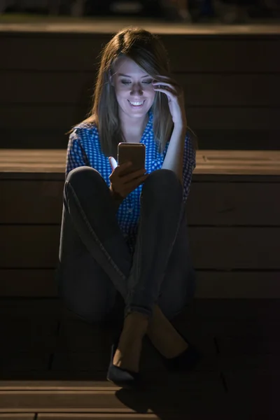 Ομορφιά ευτυχισμένη γυναίκα διαβάζει καλά νέα για smartphone — Φωτογραφία Αρχείου