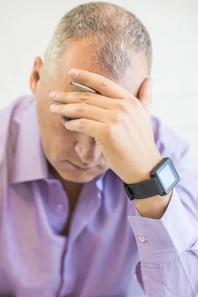 Homme stressé sur les impôts / Perturbations fiscales / Tourné sur blanc — Photo