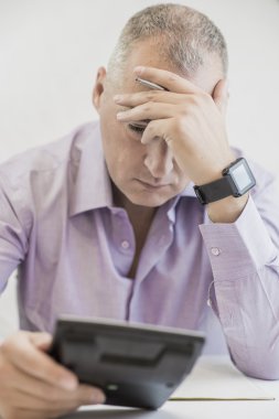 Muhasebeci işadamı bir stres sahip. Beyaz arka plan üzerinde izole.