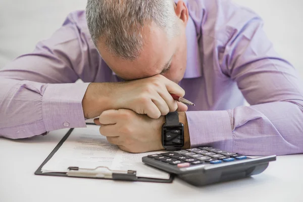 De cerca la foto del hombre cansado que tiene un largo día de trabajo y necesita ayuda — Foto de Stock