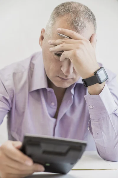 Contable hombre de negocios teniendo un estrés. Aislado sobre fondo blanco . — Foto de Stock