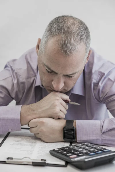 Me siento enfermo y cansado. Joven frustrado manteniendo los ojos cerrados mientras está sentado en su lugar de trabajo en la oficina — Foto de Stock