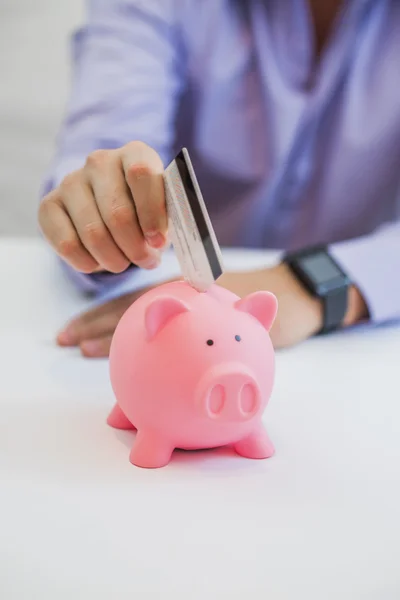 Ahorro de dinero, hombre de negocios con alcancía y tarjeta de crédito — Foto de Stock