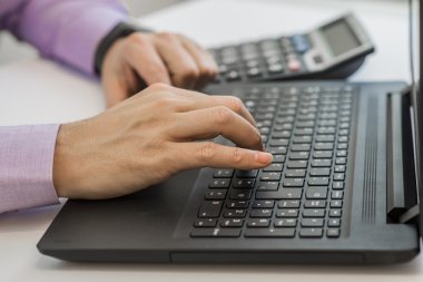 teknoloji office, işletme, muhasebe, veri kavramı analiz yatırım, finans, muhasebe, analiz yatırım grafik hesap makinesi dizüstü bilgisayar ile işadamı hesaplamak
