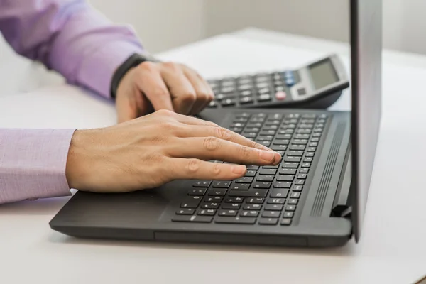 Κοντινό πλάνο χέρια multitasking άνθρωπος χρησιμοποιώντας φορητό υπολογιστή σύνδεση wifi — Φωτογραφία Αρχείου