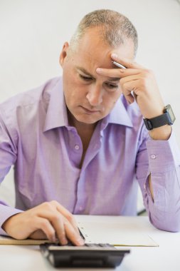 Ofis, iş, teknoloji, finans ve Internet kavramı - dizüstü bilgisayar ve Office belgeleri ile işadamı vurguladı