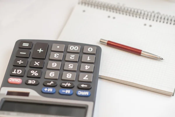 Pluma, calculadora y cuaderno de cerca — Foto de Stock