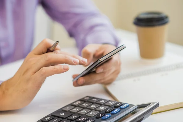 Mãos de homem de negócios com calculadora. Actividades financeiras e contabilísticas . — Fotografia de Stock