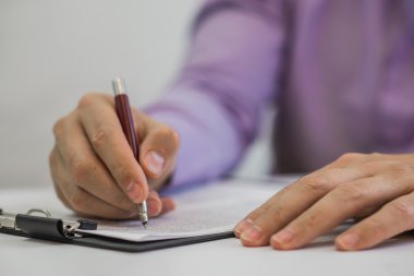 İşadamı ofisinde kağıda notlar yapma