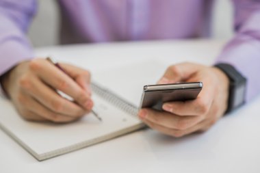 Notlar Ajanda alarak yetişkin profesyonel iş adamı