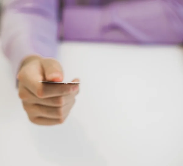 Mannenhand weergegeven: creditcard — Stockfoto