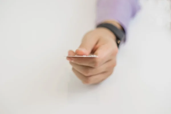 Close-up van credit card holded met de hand. focus op de kaart en het gebruik van laptop, persoonlijke leningen, bezig met zijn laptop in koffiehuis, zakenman hand bezig met behulp van laptop op Bureau, winkelen online lifestyle, creditcard — Stockfoto