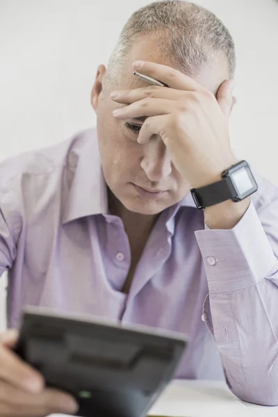 El hombre (hombre de negocios, gerente, analista, estudiante) que trabaja con tablas, gráficos, diagramas, hace cálculos en la mesa en la oficina por la noche (o por la noche), después de las horas — Foto de Stock