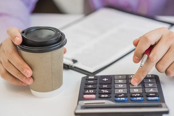 Contabilista de sucesso trabalhando com dados financeiros no escritório — Fotografia de Stock