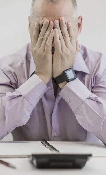 Triste, cansado o deprimido hombre de negocios en el escritorio . — Foto de Stock