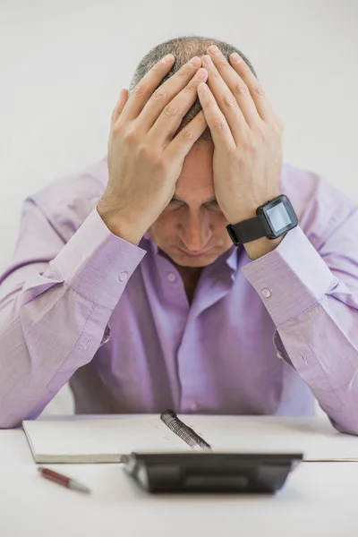 Retrato de hombre de negocios agotado porque el exceso de trabajo — Foto de Stock