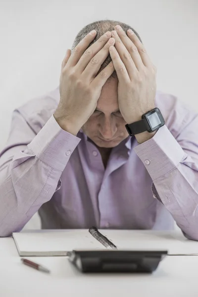 Бизнесмен с проблемами и стрессом в офисе — стоковое фото