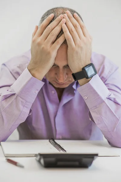 Uomo d'affari in depressione con mano sulla fronte — Foto Stock