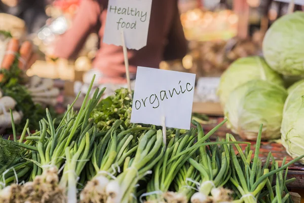 Свіжа органічна їжа на місцевому ринку фермерів. Ринок фермерів традиційний спосіб продажу сільськогосподарської продукції . — стокове фото