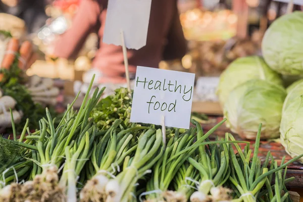 Концепція здорової їжі. Свіжа органічна їжа на місцевому ринку фермерів — стокове фото