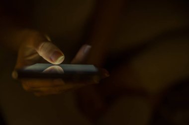 Modern smartphone evde vasıl hemen hemen kullanarak eller, yakın çekim