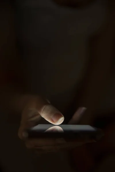 Close up de empresária usando telefone inteligente com tela em branco em casa à noite — Fotografia de Stock