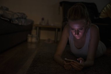 Kötü sms metin mesajı alma genç kızgın kadın portre mutsuz, rahatsız bir şey, birisi onun cep telefonu manifatura tarafından 