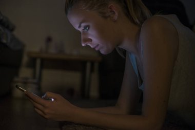 yerde yatarken sırasında cep telefonu arama yapma bir dostu Bayan portresi