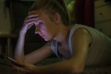 cep telefonu korkmuş kullanan genç üzücü savunmasız kız ve online acı desperat saplı ve Genç siber kavramı zorbalık taciz cyberbullying kötüye