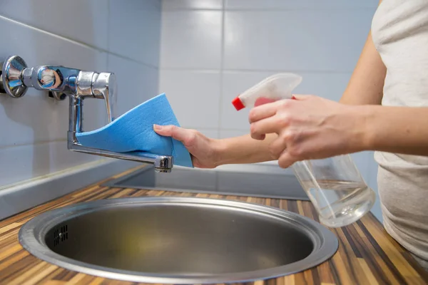 Mulher limpeza cozinha tops em casa, mulher limpeza fogão em casa cozinha — Fotografia de Stock