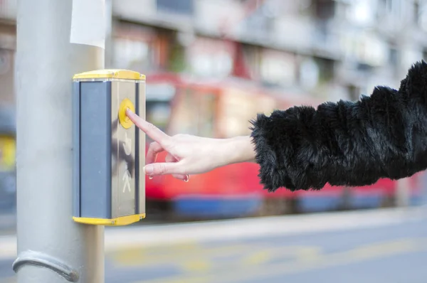 Ženská ruka mačkání tlačítka pro semafor. Pomocí světelné signalizace na křižovatce. Tlačítko mechanismu světla semaforu na ulici. Systém řízení semaforu křižovatky zavřít. — Stock fotografie