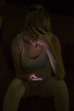 üzgün teeange kız video mesajlaşma cep telefonu