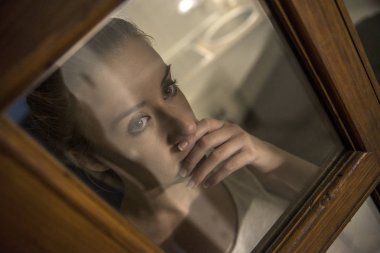 bir şey hakkında pencere düşünme yakınındaki yalnız kız