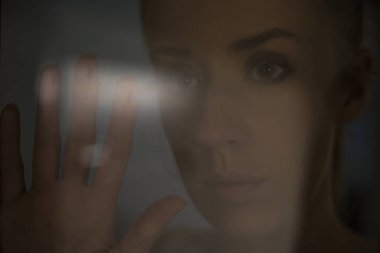 bir şey hakkında pencere düşünme yakınındaki yalnız kız