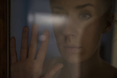 Çekici üzgün kız pencere izlerken de ayakta