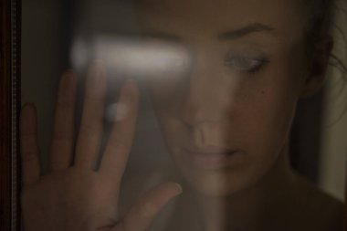 genç güzel bir portresi sanat ne yazık ki kız pencereden bakıyor