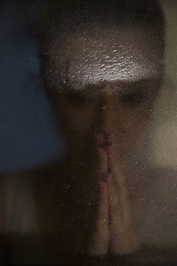 depresyon ve stres duran genç çekici kadın 