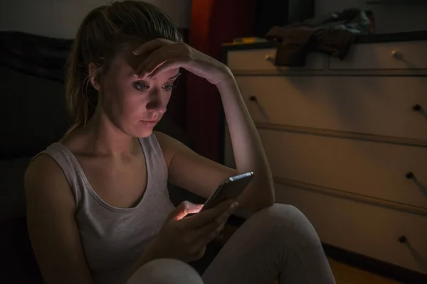 Ragazza adolescente triste e scontrosa che invia messaggi sul suo cellulare intelligente — Foto Stock