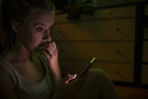 Fiatal nő telefon hív. Érzelmi arc közelről lányok egy mozgatható telefon — Stock Fotó