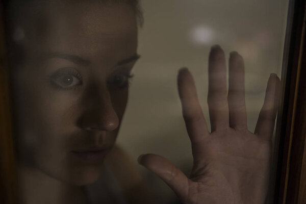 одинокая вдумчивая грусть девушка грустит у окна
