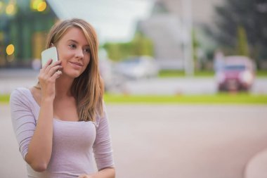 Akıllı telefon güzel mutlu genç kızla