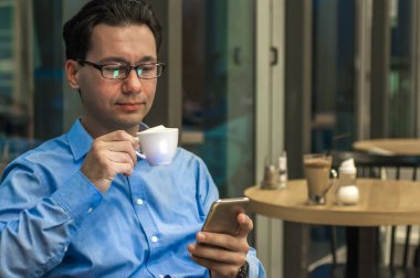 İşadamı kahve arası telefon genel kavram