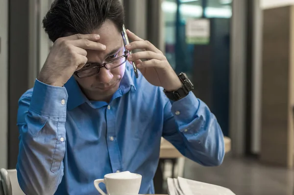 Un empresario deprimido en la cafetería. Hombre de negocios estresado — Foto de Stock